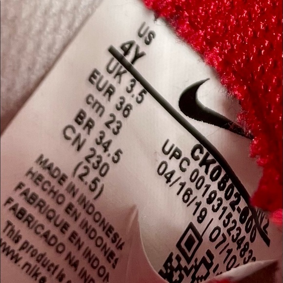 Nike Air Force One- excellent condition, barely worn. Youth size 4 - Picture 2 of 4